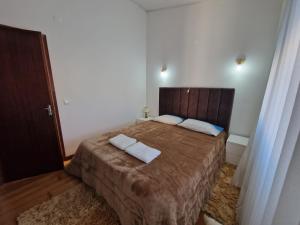 una camera da letto con un letto grande con due cuscini sopra di Casa do Martins a Esposende Altre 39 foto