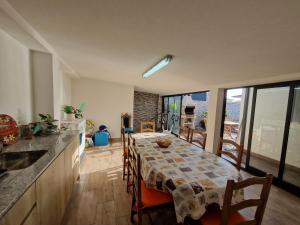 cocina y comedor con mesa y sillas en Casa do Martins, en Esposende