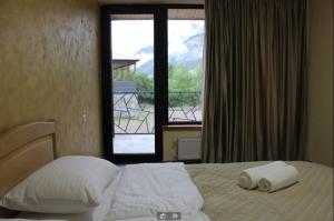 Lastili Inn Hotel في ميستيا: غرفة نوم عليها سرير وفوط