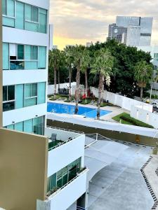Una vista de la piscina desde el balcón de un edificio. en 3 Recámaras con alberca y Gym en "Uno Urban Life", en Guadalajara