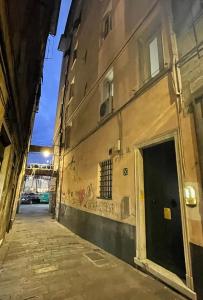 un immeuble avec graffiti sur son côté dans l'établissement CasaBolla, à Gênes