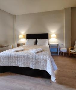 sypialnia z dużym łóżkiem z dwoma ręcznikami w obiekcie Arahova Pansion w mieście Arachova