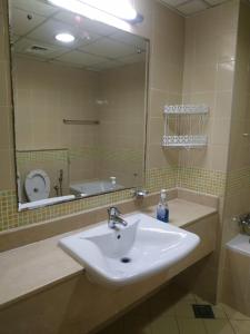 La salle de bains est pourvue d'un lavabo et d'un miroir. dans l'établissement Ruby Star Hostel Dubai for Male- 4 R- 4, à Dubaï