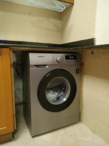 een wasmachine in een keuken met een aanrecht bij Ruby Star Hostel Dubai for Male- 4 R- 4 in Dubai