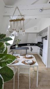 eine Küche mit einem Tisch und Stühlen im Zimmer in der Unterkunft Le cosy botanique in Croix