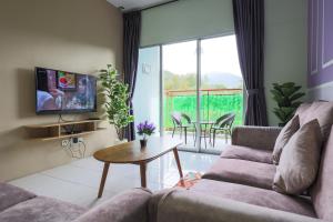 A seating area at Moonight Luxe Suite, Cameron's Emerald Avenue