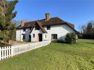 una casa blanca con una valla blanca en Chichester Retreat with Large Private Mature Garden en Chichester