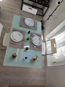 eine Aussicht auf einen Tisch mit zwei Platten in der Unterkunft L'escale CDG Astérix Park d'exposition in Louvres