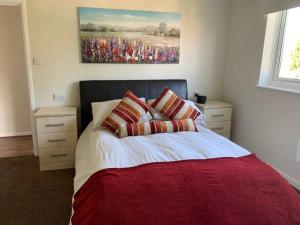 1 dormitorio con 1 cama con 2 almohadas en Spacious 2 Bed Elstree Borehamwood Hertfordshire en Elstree