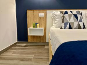 Tropea Family Rooms - B&B Il Cavallino في تروبيا: غرفة نوم بسرير مع جدار ازرق