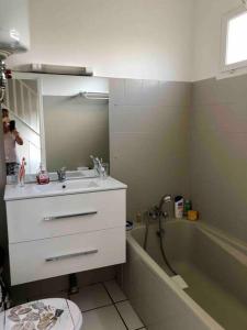 une salle de bains avec lavabo et baignoire dans l'établissement Superbe Duplex résidence privée et piscine, à Saint-François