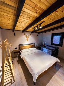 sypialnia z dużym łóżkiem i drewnianym sufitem w obiekcie Mouna Sapanca w mieście Sapanca