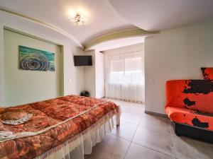 ein Schlafzimmer mit einem Bett und einer Couch in der Unterkunft Villa Elena in Pineda de Mar