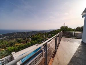 ein Balkon mit Blick auf das Meer in der Unterkunft Villa Elena in Pineda de Mar