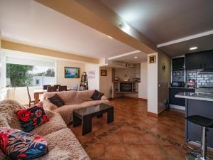 ein Wohnzimmer mit Sofa und Tisch in der Unterkunft Villa Elena in Pineda de Mar