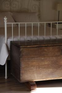 1 dormitorio con cama de madera y tocador de madera en La Cija Olmedo, en Olmedo