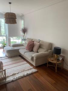 sala de estar con sofá y mesa en Precioso piso con garaje en el centro de Castro Urdiales, en Castro Urdiales
