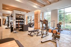 a gym with several treadmills and exercise bikes at Potomac Yard 1br w rooftop gym nr metro WDC-714 in Alexandria