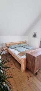 una cama de madera sobre un suelo de madera en Ferienwohnung in Mariahof, en Neumarkt in Steiermark