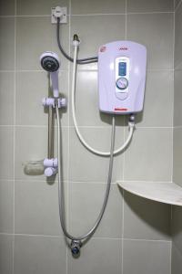 W łazience znajduje się prysznic i różowa maszyna. w obiekcie Moonight Luxe Suite, Cameron's Emerald Avenue w mieście Brinchang