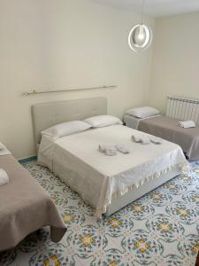 1 dormitorio con 1 cama y 1 sofá en Luxury Apartment Vanacore, en Castelnuovo Cilento