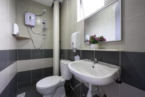a bathroom with a toilet and a sink at Moonight Luxe Suite, Cameron's Emerald Avenue in Brinchang +60 photos