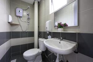 a bathroom with a toilet and a sink at Moonight Luxe Suite, Cameron's Emerald Avenue in Brinchang