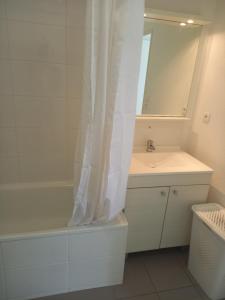 聖納澤爾的住宿－T2 proche Hôpital ouest，带浴缸、水槽和镜子的浴室