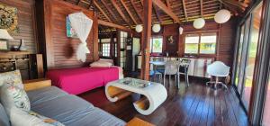 un soggiorno con divano e tavolo di Heipoe Lodge a aUturoa
