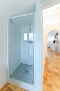 eine Dusche mit Glastür im Bad in der Unterkunft TY MELEN - Charmante maison bretonne proche mer in Plouguerneau