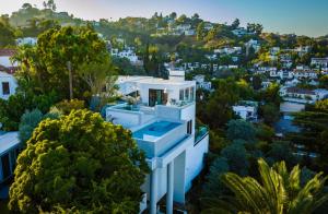 een luchtzicht op een wit huis met bomen bij Glencoe in Los Angeles