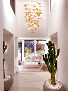 een woonkamer met een bank en een cactus bij Glencoe in Los Angeles