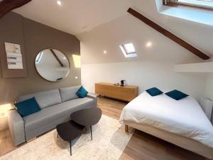 - une chambre avec un lit, un canapé et un miroir dans l'établissement Séjour confortable pour 4 RER C, à Choisy-le-Roi