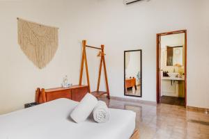 une chambre avec un lit blanc et un miroir dans l'établissement Enigmatic Hotel Experience, à Cancún 126 autres photos