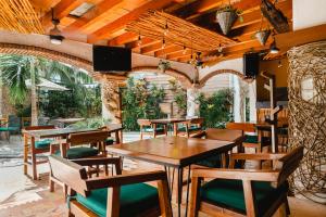 Um restaurante ou outro lugar para comer em Enigmatic Hotel Experience