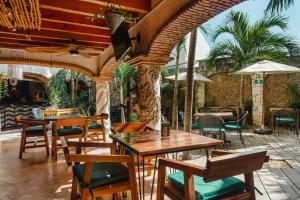 Um restaurante ou outro lugar para comer em Enigmatic Hotel Experience