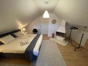 um quarto com uma cama grande num sótão em Noah Longstay Liljanstorpsvägen em Västerås