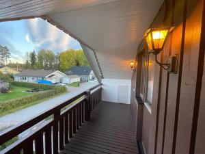 ヴェステロースにあるNoah Longstay Liljanstorpsvägenの通りの景色を望む家のバルコニー