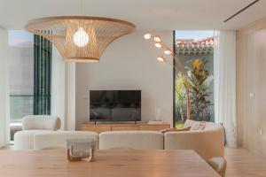 ein Wohnzimmer mit einem Sofa und einem Tisch in der Unterkunft Luxury in the heart of the city - Savoy Insular I in Funchal