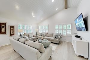 Μια τηλεόραση ή/και κέντρο ψυχαγωγίας στο Ocean Isle Hidden Retreat A and B
