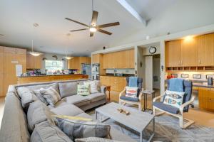 un soggiorno con divano e cucina di House with Hot Tub and Deck - Walk to Seaside Beach! a Seaside