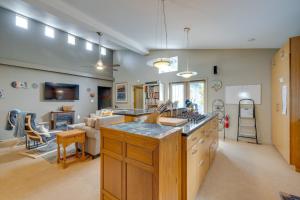 una stanza con cucina e soggiorno di House with Hot Tub and Deck - Walk to Seaside Beach! a Seaside