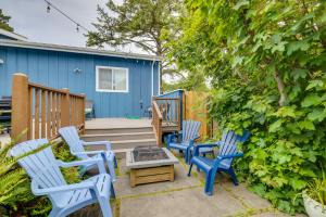 un gruppo di sedie blu sedute su un patio di House with Hot Tub and Deck - Walk to Seaside Beach! a Seaside