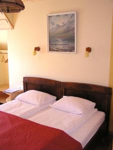 1 cama en un dormitorio con una foto en la pared en Majoru Promenāde, en Jūrmala