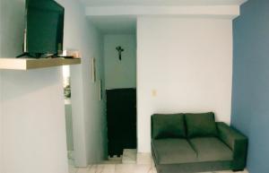 a living room with a green couch in a room at Guanajuato Centro wifi gratis totalmente privado in Guanajuato