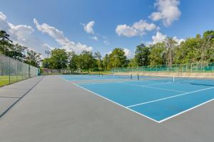 een afbeelding van een tennisbaan bij Cozy Greensboro Vacation Rental with Deck and Fire Pit in Greensboro