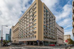 ein großes Gebäude an einer Stadtstraße mit in der Unterkunft Apartament Jasna by Your Freedom in Warschau