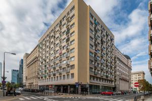 Un gran edificio en una calle de la ciudad con en Apartament Jasna by Your Freedom, en Varsovia