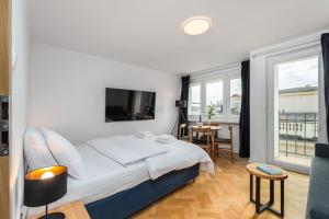 una camera con letto, TV e tavolo di Apartament Jasna by Your Freedom a Varsavia