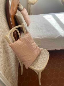 una silla con una almohada junto a una cama en Torreilles-Casa terracota-proche plage -festival port le Barcares, en Torreilles